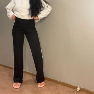 Byxor  - Fina byxor från Gina i storlek xs (passar en liten s med) superfina, fräscha. Använda 2-3 gånger. 