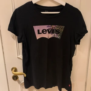 Levi’s t-shirt - Levis t-shirt med tryck, bra skick storlek M