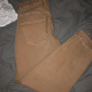 raka beiga jeans - raka beiga jeans från lager 157, de är lite för stora för mig så det blir lite stort i midjan. det är storlek M/38 i ett stretchigt mjukt material