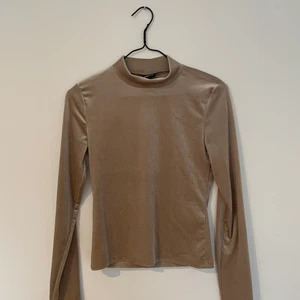 Sammetstopp  - Topp från Gina Tricot 