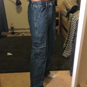 NLY cargo jeans - NLY cargo jeans med resor i midjan, stl S passar på M också, knappt använda. 