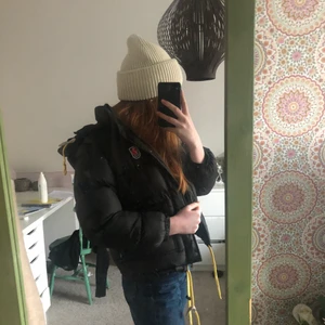 Fjällräven jacka - Fjällräven jacka tillsalu! Säljer pga den blivit för liten. Jackan är i strl 10y men passar xxs/xs. Nypris 5000 säljer för 1000 kr!🥰 hör av er för mer information 
