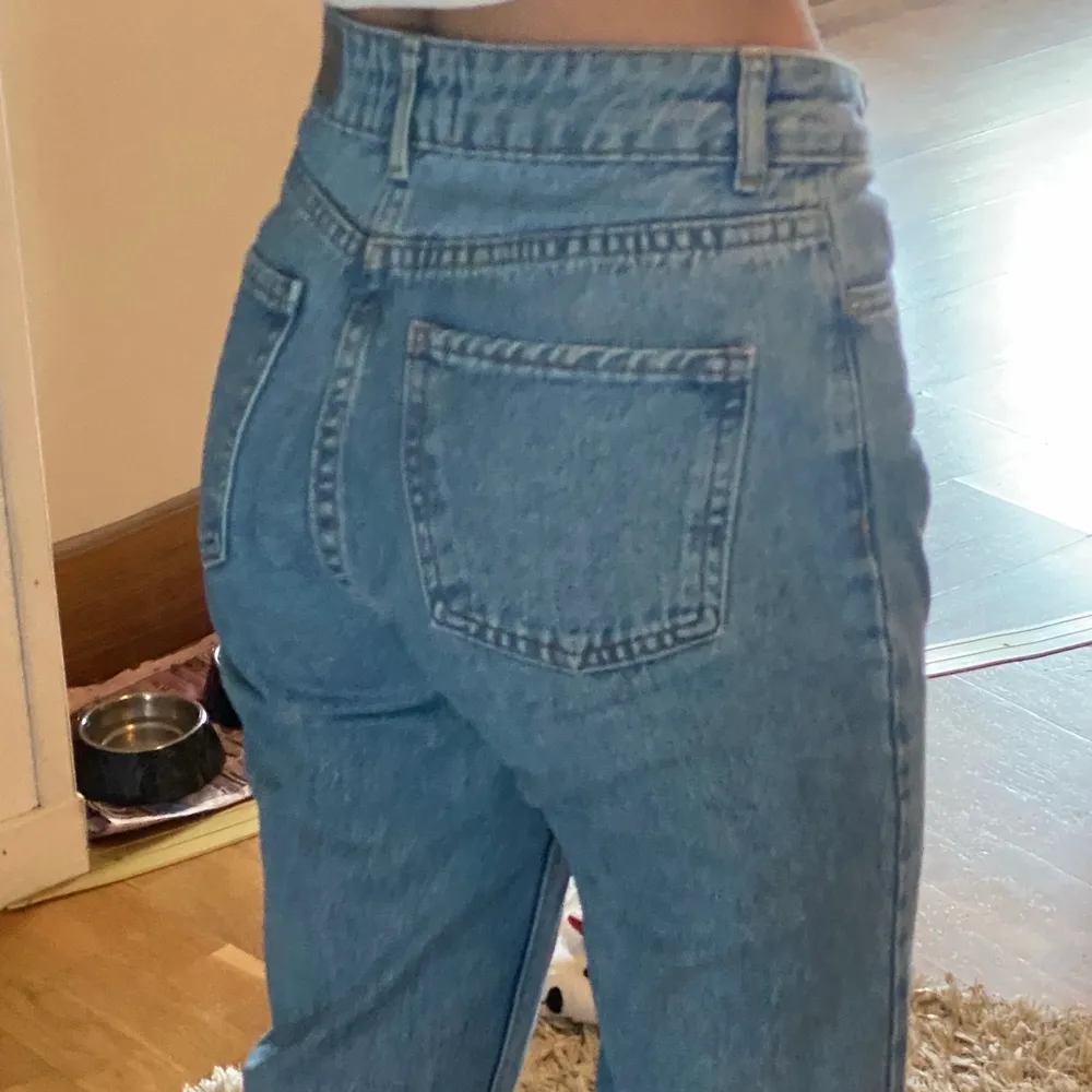 Supersnygga jeans i storlek 34, känns dock lite för stora på mig tyvärr. Aldrig använda! Jag är 161 ⚡️⚡️ . Jeans & Byxor.