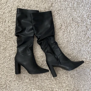 Klackar - Säljer mina klackar, dom är köpta från Asos💕💕 sparsamt använda💓