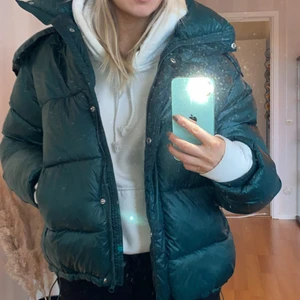 Grön pufferjacket bikbok - Säljer en super snygg grön pufferjacket från bikbok i strl S! Använd ett fåtal gånger så är som ny!! Har även en i stl M kolla mina andra annonser🥰.  ‼️‼️ OBS!!!! Denna jacka är förtillfället SÅLD i dm !!!!‼️‼️‼️🚨