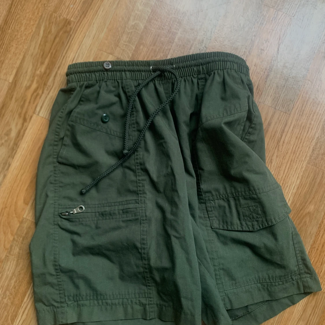 Armegröna shorts  - 90