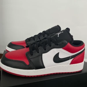 AIR JORDAN 1 LOW- UNISEX - AIR JORDAN 1 LOW säljer dessa populära sneakers i färgen gym red/ white/black. Storlek 39, oanvända och kvitto medföljer. Kan mötas upp eller frakta, köparen står för frakten. 