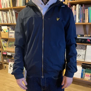 Tech jacka 📀 - Jackan är i bra skick och relativt varm trotts tunnheten på jackan, går att styla till mer eller mindre allt . Vid mer frågor eller bilder är det bara att skriva 🌟