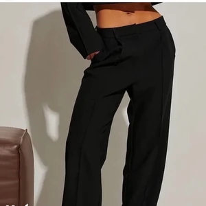 Storlek 32 - Kostymbyxor från Hanna Schönbergs kollektion med na-kd. Aldrig använda💓💓 nypris 499kr