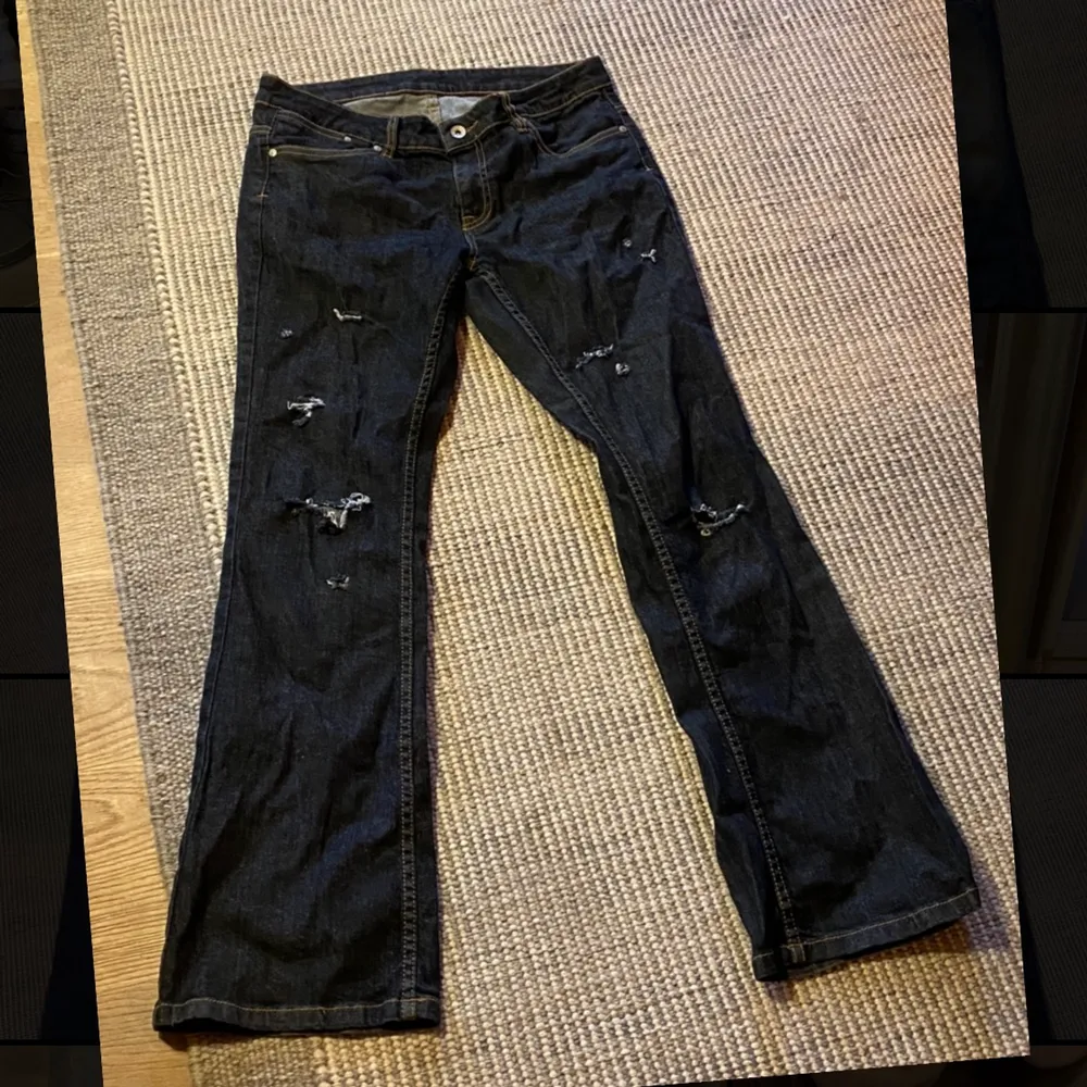 ett par slitna lågmidjade jeans. de är jätte bekväma och har nästan som ett mer elastiskt denim. jätte fina säljer pga behöver pengar :P. Jeans & Byxor.