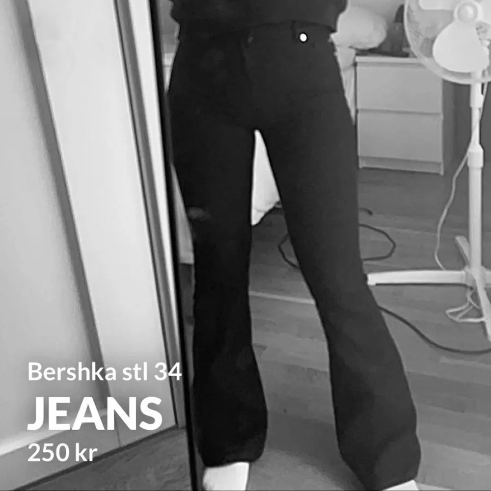 Jättefina svarta vida jeans från bershka. Stl 34, passar även dig som är 36. Endast använda en gång. Frakt tillkommer!. Jeans & Byxor.