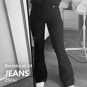Jättefina svarta vida jeans från bershka. Stl 34, passar även dig som är 36. Endast använda en gång. Frakt tillkommer!