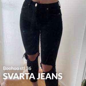 Jättefina svarta jeans från boohoo, stl 36/S. Nypris 250kr. Köpt för ca 2 år sedan. Säljer pga att jag växt ur dom, benlängden är för kort. Jeansen är i fint skick, det är bra material, samt stretchigt tyg.  Frakt tillkommer!