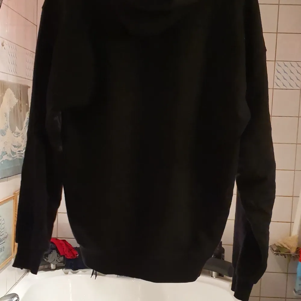 Säljer min åkta hoodie tröja som är I mycket bra skick och passar till allt och till båda kön. Tröjan är användade cirka 5 gånger och säljer den eftersom jag har massor av hoodies.Finns fler bilder . Hoodies.