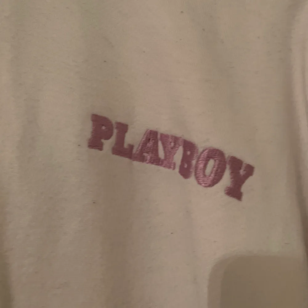 En vit Playboy hoodie i storlek 38. Använd ett antal gånger men är i väldigt fint skick. (Stor i storleken, oversize). Hoodies.