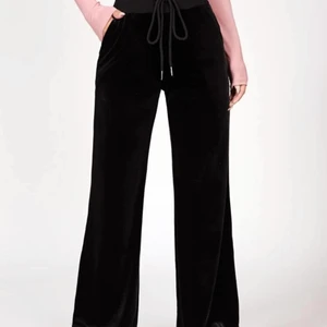 Mjukisbyxor  - Säljer dessa (petite) byxor som tyvärr var för korta för mig:// Är 1.65cm ~ Hör av dig om du vill ha fler bilder eller allmänt frågor ☺️