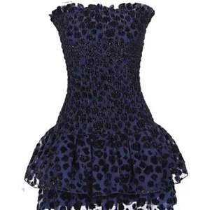 Intressekoll på min superfina maje klänning i fransk storlek 36. Kom med bud! Nypris 2952 kr. Helt oanvänd med prislapp kvar! 