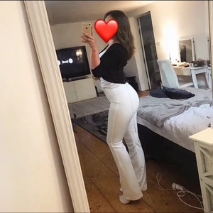 Kostymbyxor vita storlek 3) - Säljer dessa kostymbyxorna i nyskick från BIK bok! De sitter extremt fint på. 💓 Varit en favorit i garderoben helt klart!