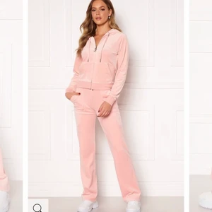 Juicy couture - Säljer min rosa juicy couture dress i storlek S.                           Den är i väldigt bra skick, skriv privat för mer bilder                           Jag kan även tänka mig att byta till juicy couture dress i Xs (annan färg)                                                                                 