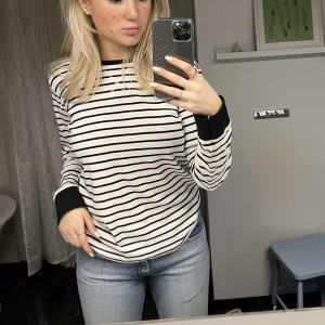 Randig tröja - Super fin randig långärmad tröja. Köpt secondhand men sparsamt använd. Sitter perfekt oversiced på mig som har xs/s så skulle passa även M