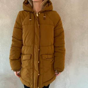 Fodrad skön jacka LOOG - Skön fodrad jacka från LOOG I Strl S. Hel dragkedja fram och sköna fickor, luva. Som ny. 