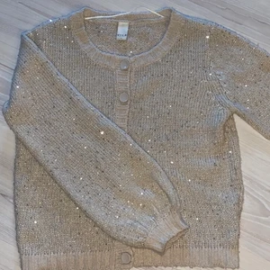 Stickad tröja - Stickad tröja från Vila. Nyskick! Storlek L. Skulle säga att den passar storlek S-L beroende på hur man vill att den ska sitta. På bilden ser ni hur plagget sitter på mig som vanligtvis har storlek S. Nypris 399kr. Frakt 66kr. Frakten är spårbar! Priset kan diskuteras:)