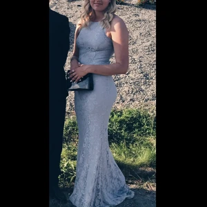 Balklänning  - Silvrig balklänning från Nelly Eve. Några små missfärgningar/slitningar under ”släpet” från min bal som var utomhus men inget som syns! Ordinarie pris 799 säljer för 250kr +frakt 