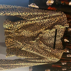 Blus från Ginatricot - Leopardblus från Gina, säljes då den blivit för liten för mig.