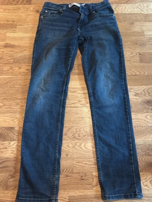 Levi's 502 Regular Taper jeans blå - Säljer ett par klassiska blå Levi's 502 Regular Taper jeans. 