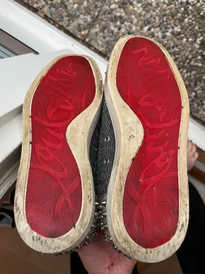 Multicolor loubs  - De är väldigt använda och ganska slitna på insidan ( som ni ser ) derför säljer jag till ett bra pris. Går frf att använda och inget fel annars!