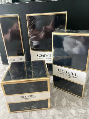 Good Girl parfymset Carolina Herrera - Snyggt parfymset från Carolina Herrera med serien Good Girl. Setet innehåller parfym 80ml, body cream 200ml, shower gel 200ml och hair mist 30ml. Förpackningarna är svart och guld med vita detaljer och har en lyxig, elegant design. Perfekt för dig som gillar exklusiva dofter och vill ha matchande produkter.
