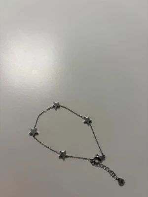 Sirius Bracelet Multi Silver - ”Sirius Bracelet Multi Silver” från Edblad, armband med stjärnor på 🫶 Så fint och knappt använt, i väldigt bra skick. Original pris är 399kr.