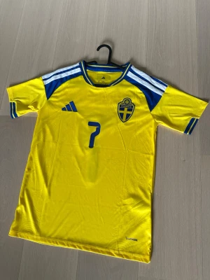 Sverige bergvall tröja - Sveriges hemmatröja inför vm 2026 med Bergvall 7 på ryggen! Snygg och perfekt nu till fotbolls vm i sommar
