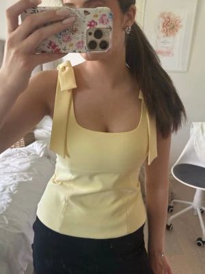 Zara topp - Populär topp som inte säljs längre, passar även någon som har S🩷