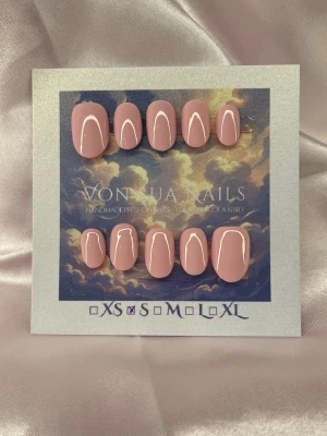 Rosa (S);ExtraShortOval  - Snygga handgjorda press-on naglar i en mjuk rosa nyans. Naglarna har en extra kort oval form och en glansig finish. Perfekt för dig som vill ha ett stilrent och trendigt nagelset utan att behöva gå till salong.S: 15 mm, 11,5 mm, 12 mm, 11 mm, 9 mm 