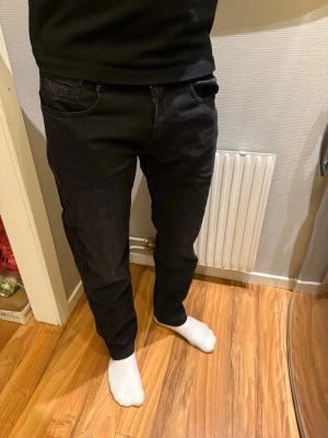 Replay Anbass Jeans - Säljer mina Replay jeans som är helt nya och oanvända. Dom är köpta på Johnells för 2300. Jag på bilden är 177cm lång, tveka inte att höra av dig vid frågor.