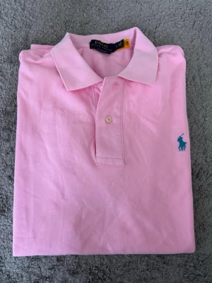 Rosa Raplph Lauren piké - Håller på att hjälpa farsan att sälja av hans garderob. Det är en rosa piké med blått Ralph Lauren märke. Han är runt 185 och lite kraftigare. Den passar även en som har L. Skriv om du har funderingar!😊