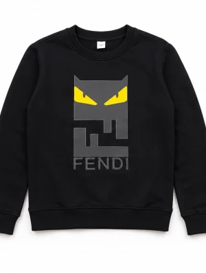 Svart Fendi sweatshirt med tryck - Cool svart sweatshirt från Fendi med ett stort grafiskt tryck framtill som har gula ögon och Fendi-loggan. Tröjan har rund halsringning, långa ärmar och ribbade muddar. Perfekt för dig som gillar streetwear och vill sticka ut med en unik design.