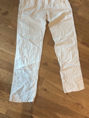 Vita linnebyxor  - Säljer ett par vita linnebyxor från Lindex med fickor.