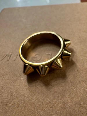 Edblad peak single ring - Populär ring från edblad, i modellen peak singel. Den är knappt använd och köpt i augusti förra året. I storlek XS, dvs 16mm. Köpt för 399kr på edblads hemsida