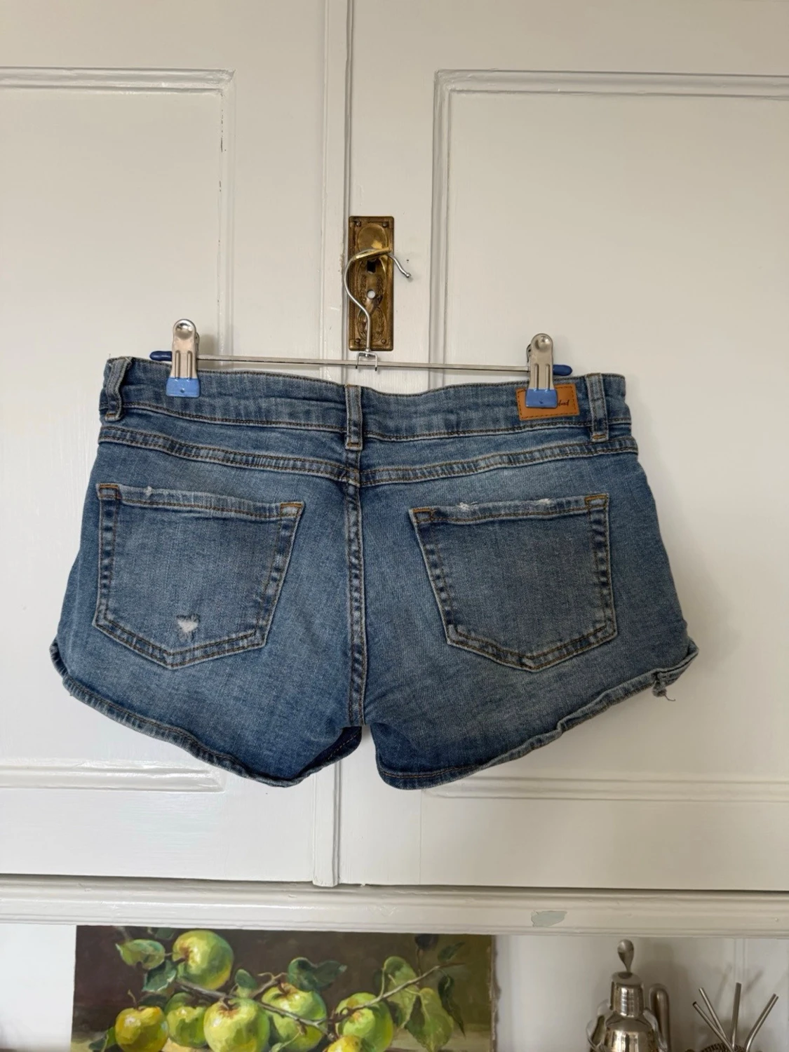 Blå lågmidjade jeansshorts - 1