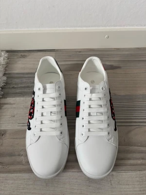 Gucci Ace Snake  - Helt nya och oanvända Gucci Ace Snake skor i storlek 42, kommer i Gucci påsar🤩Bara höra av sig vid frågor och funderingar🙌Priset är inte hugget i sten💸
