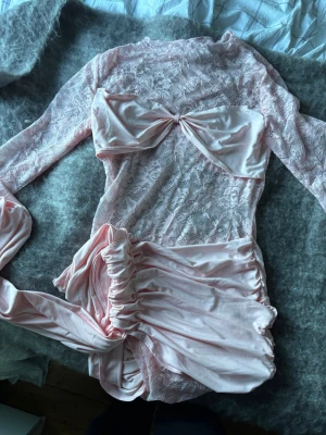 Ljusrosa spetsklänning - Spetsklänning med knytning, mer rosa än på bild 