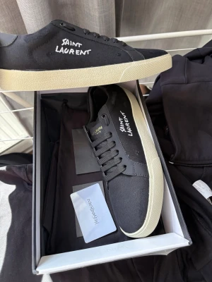 Saint Laurent skor - YSL, Yves Saint Laurent skor, storlek 43, topp 10/10 skick, hör av er vid minsta fundering😁