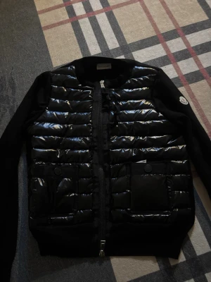 Moncler cardigan dam tjej svart - Moncler cardigan tjej, storlek S. Helt ny. Kan ordna fler bilder om önskas.