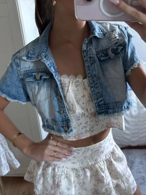 Jeans bolero  - As snygg o trendig bolero i jeans material och med coola hål! Egentligen storlek L men passar mig som xs o även andra storlekar!