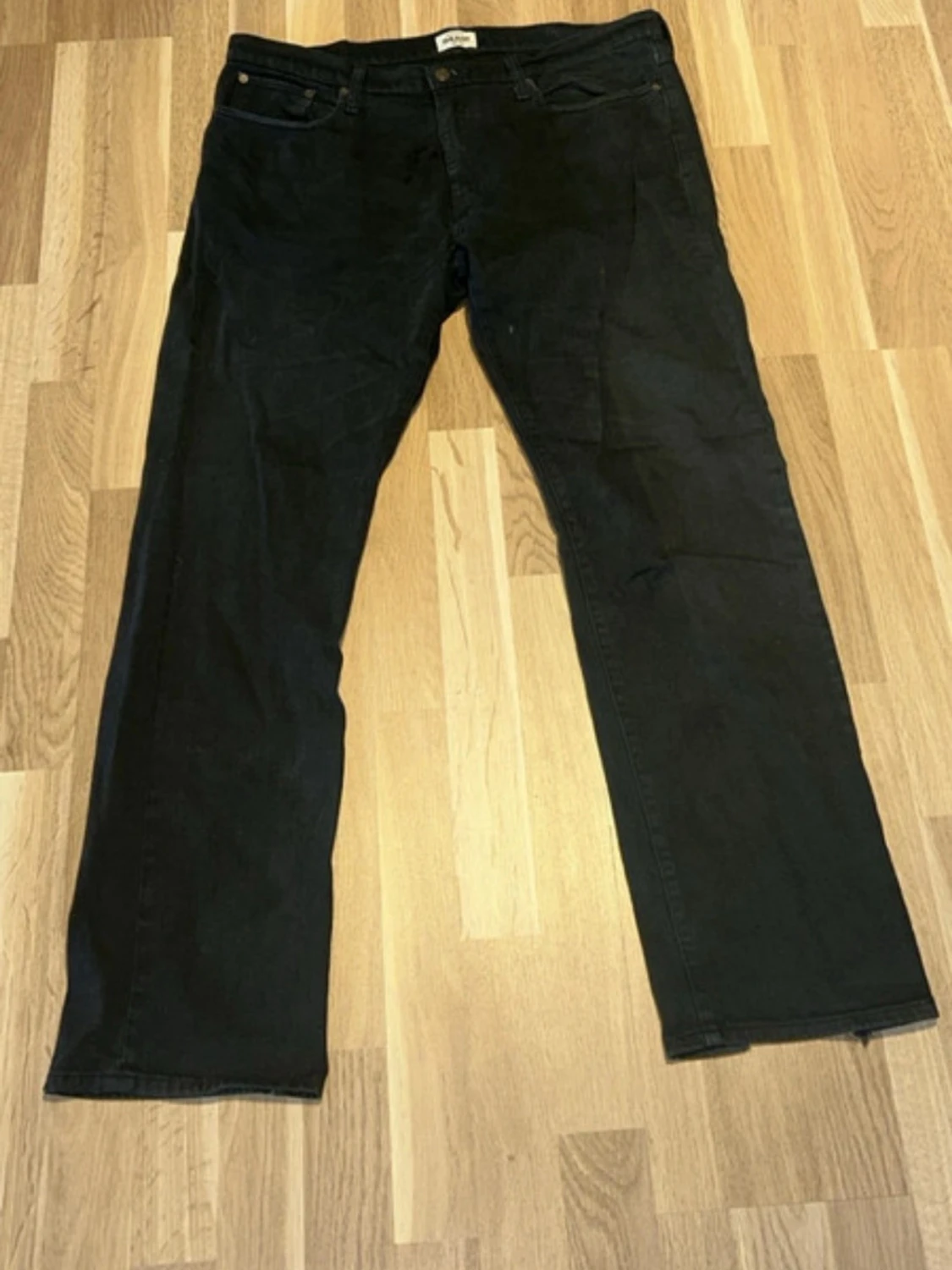 Svarta regular fit jeans från Grant