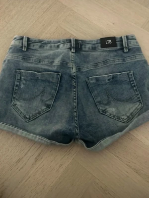 Blå jeansshorts från LTB - Supersnygga LTB jeans shorts i storlek S perfekt nu till sommaren snygga slitningar och så klart den snygga loggan model JUDIE. De är i väldigt bra skick vid några frågor är det bara att ställa det är väldigt stretchigt material så passar även M. ❤️ pris går att diskutera nypris 399.