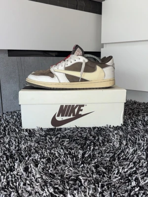 Nike Air Jordan 1 Low Travis Scott - Säljer mina Nike Air Jordan 1 Low Travis Scott Reverse Mocha. Dom har sett bättre dagar men med lite rengöring och skoblock kommer dom se som nya ut. Priset går att diskutera
