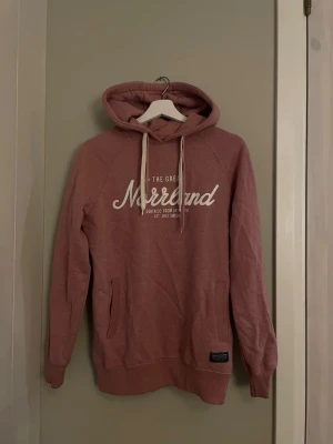 Rosa hoodie från SQRTN Company XS - Säljer en rosa hoodie från SQRTN Company med vit text 'The Great Norrland' på bröstet. 
